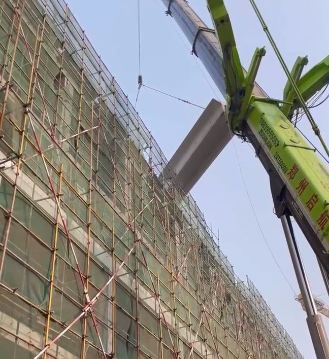 新亞集團(tuán)30米*3米吊裝就位現(xiàn)場