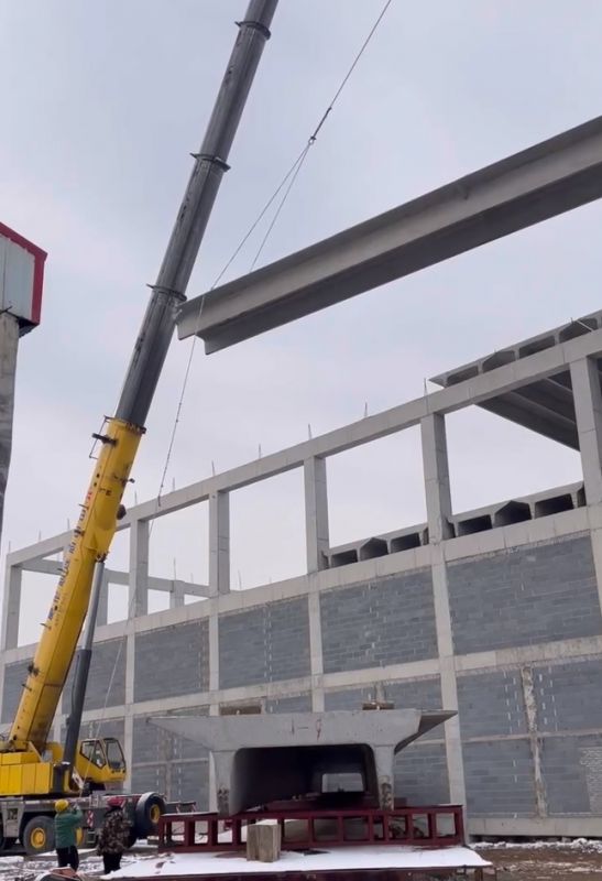 新亞集團(tuán)30米*3米吊裝就位現(xiàn)場